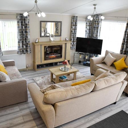 Rowan Lodge With Hot Tub Malton Esterno foto