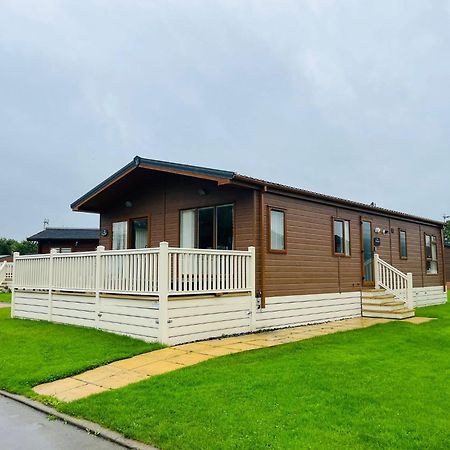 Rowan Lodge With Hot Tub Malton Esterno foto