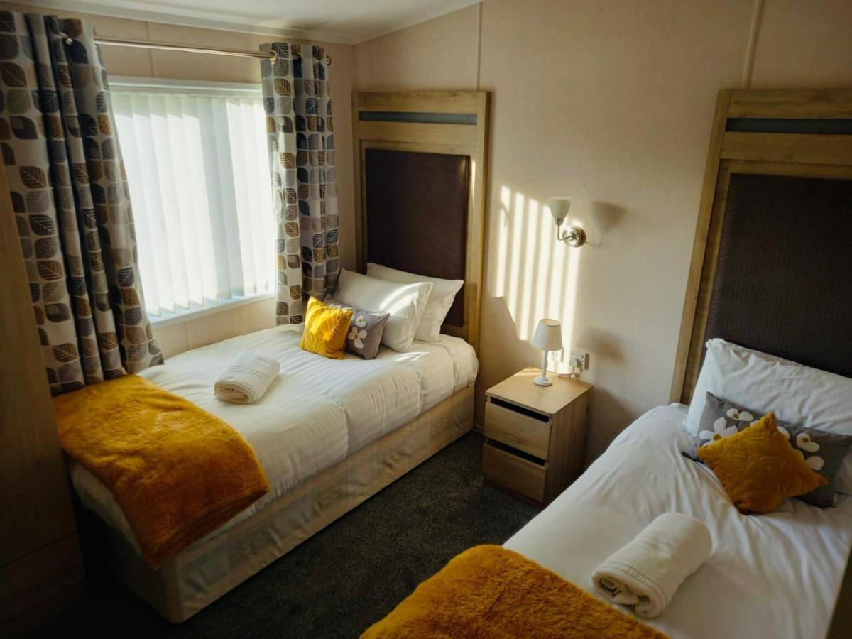 Rowan Lodge With Hot Tub Malton Esterno foto