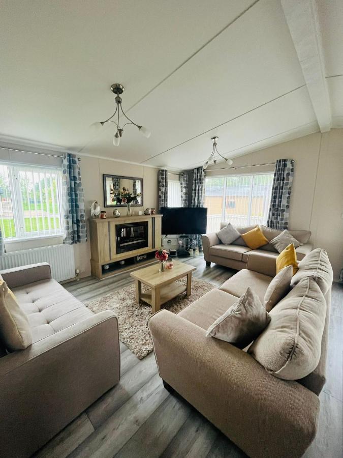 Rowan Lodge With Hot Tub Malton Esterno foto