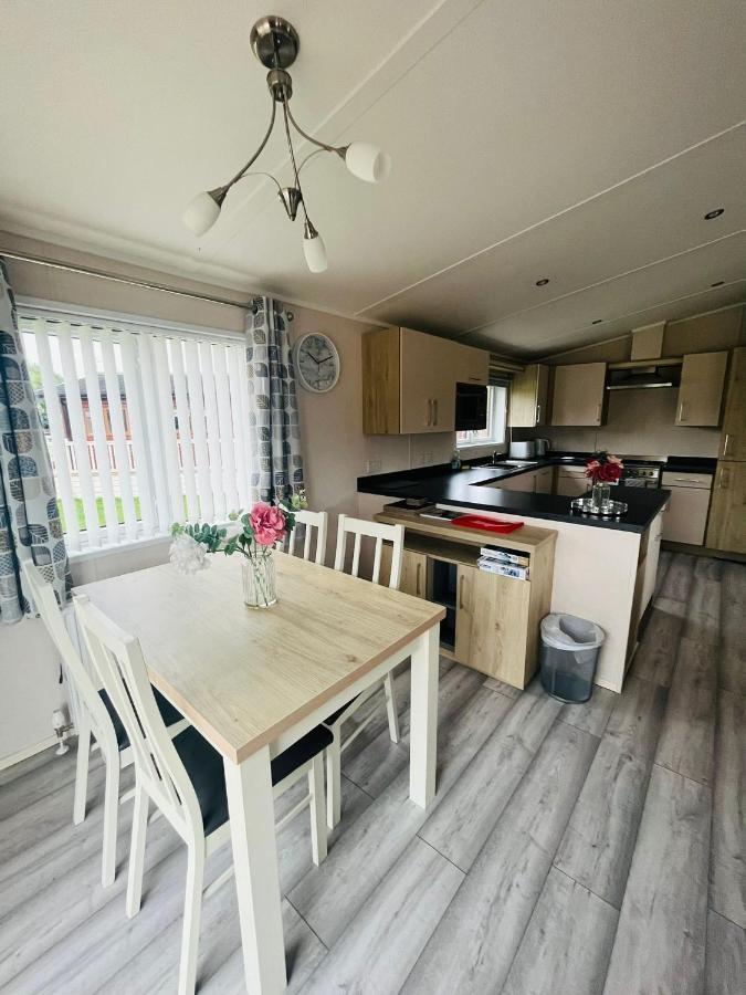Rowan Lodge With Hot Tub Malton Esterno foto