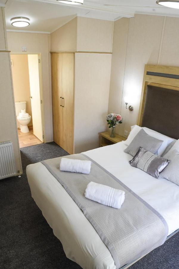 Rowan Lodge With Hot Tub Malton Esterno foto