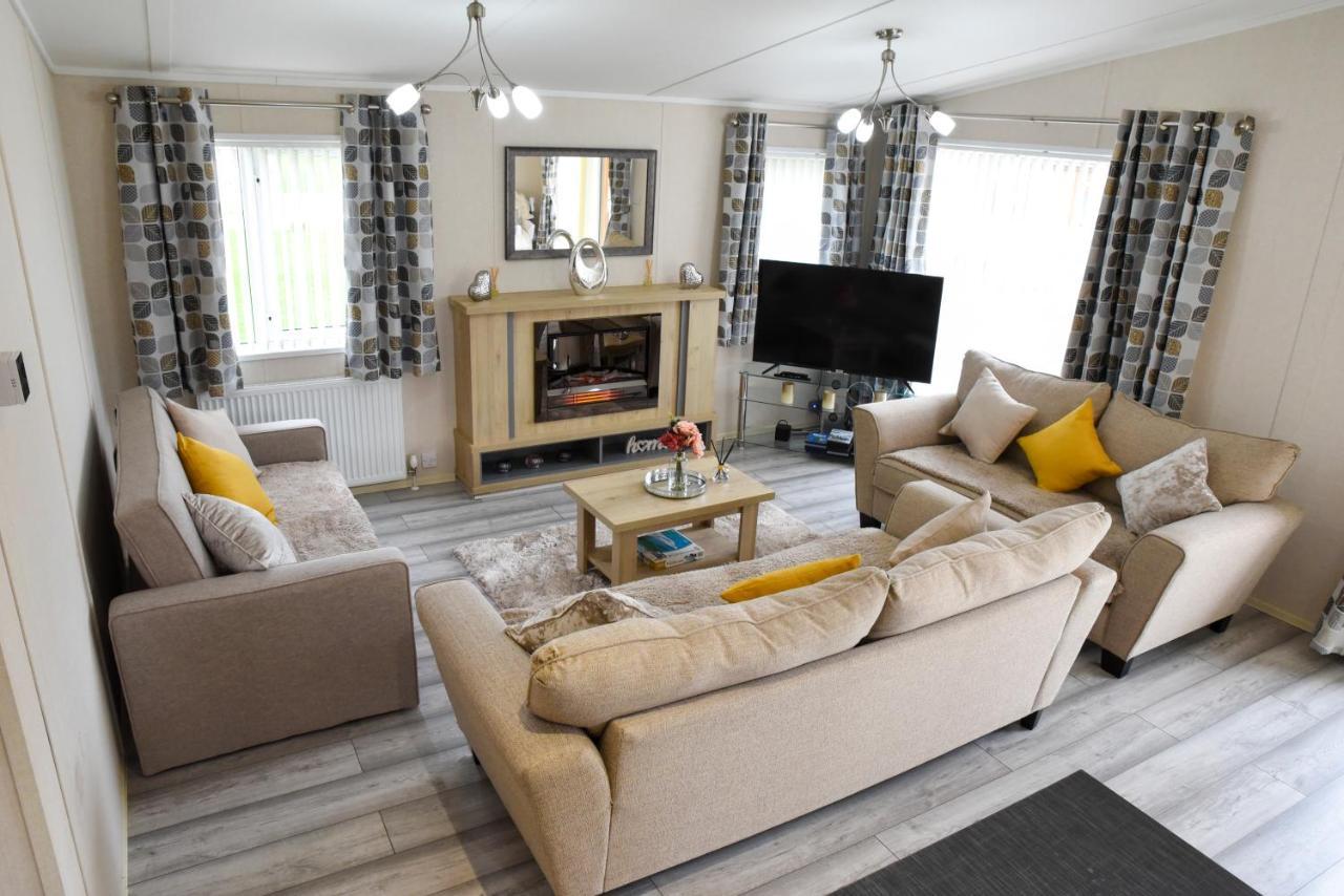 Rowan Lodge With Hot Tub Malton Esterno foto