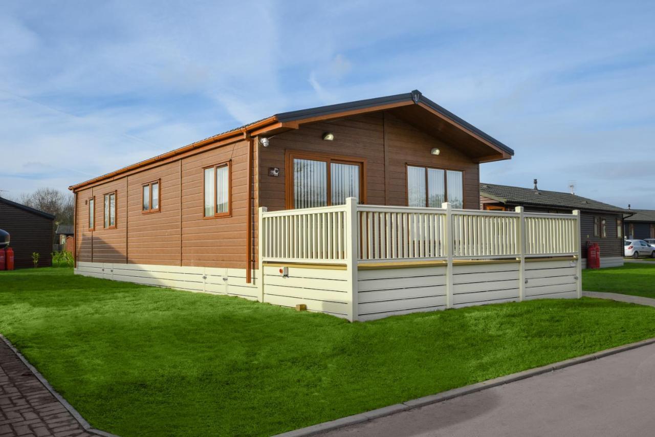 Rowan Lodge With Hot Tub Malton Esterno foto