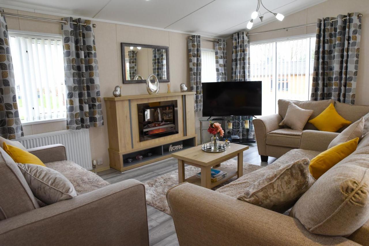 Rowan Lodge With Hot Tub Malton Esterno foto